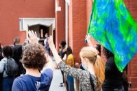 Sherbrooke au ralenti : manifestation climatique à l’heure de pointe pour le Jour de la Terre